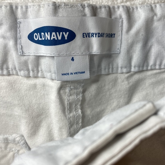 Old Navy size 4 White Everyday Short, 3” inseams - Picture 2 of 4